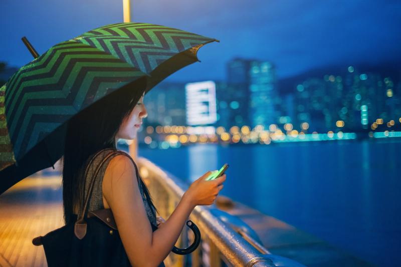 Women with a Mambu umbrella